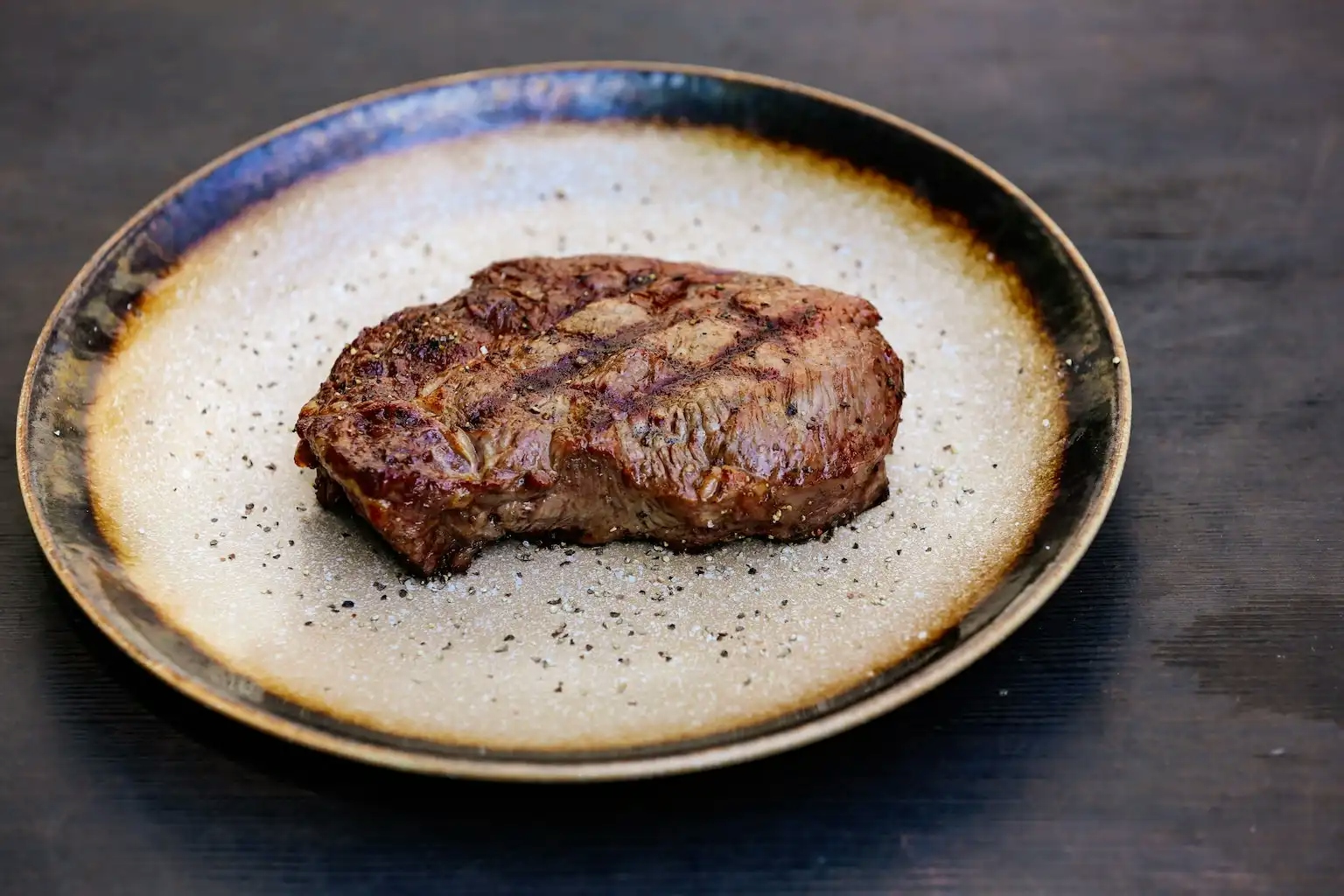 Rib Eye Steak auf dem Teller